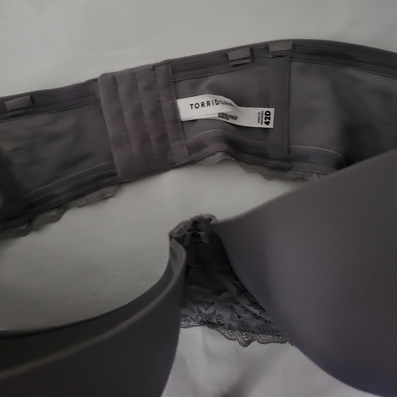 TORRID STRAPLESS LIGHTLY LINED SMOOTH STRAIGHT BACK BRA 42 D silver filigree - Picture 5 of 7